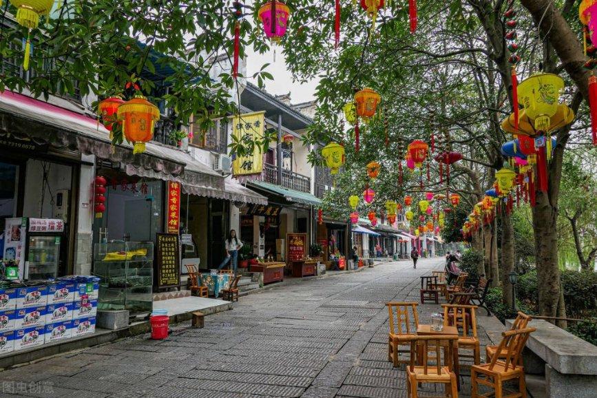 可爱小猫向上跳